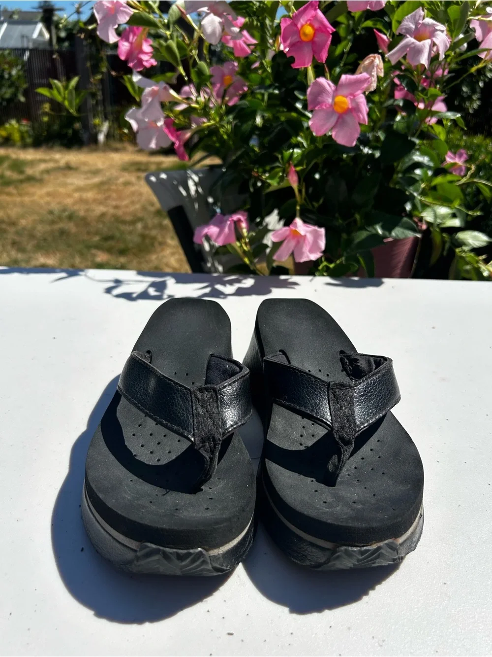 Volatile Women’s Black Platform Thong Sandals  Size 6.5
